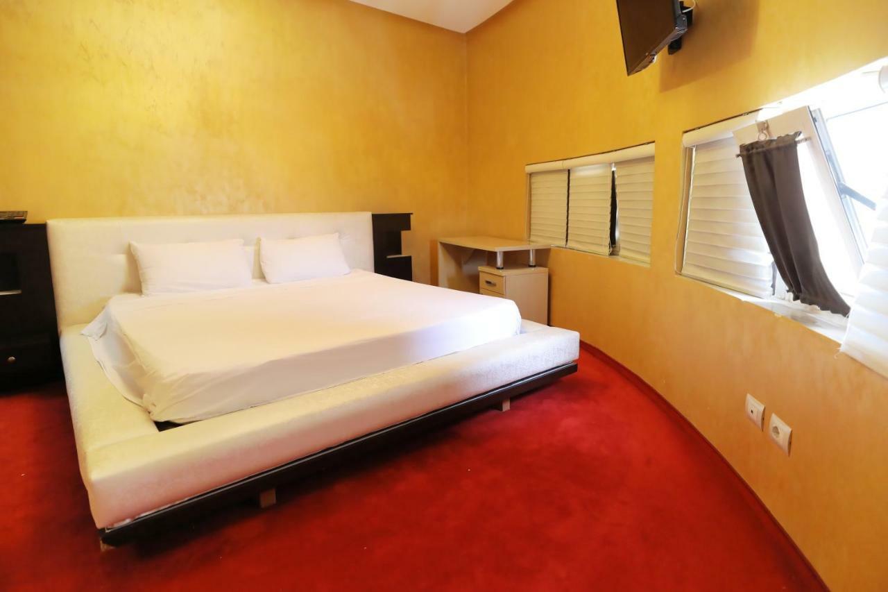 Hotel Gjuta Тирана Екстериор снимка