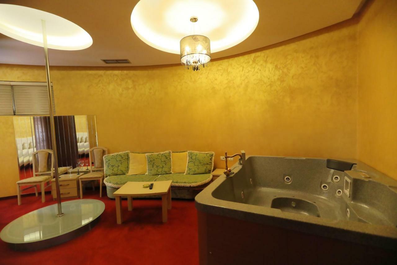 Hotel Gjuta Тирана Екстериор снимка