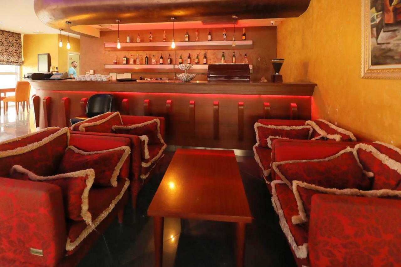 Hotel Gjuta Тирана Екстериор снимка