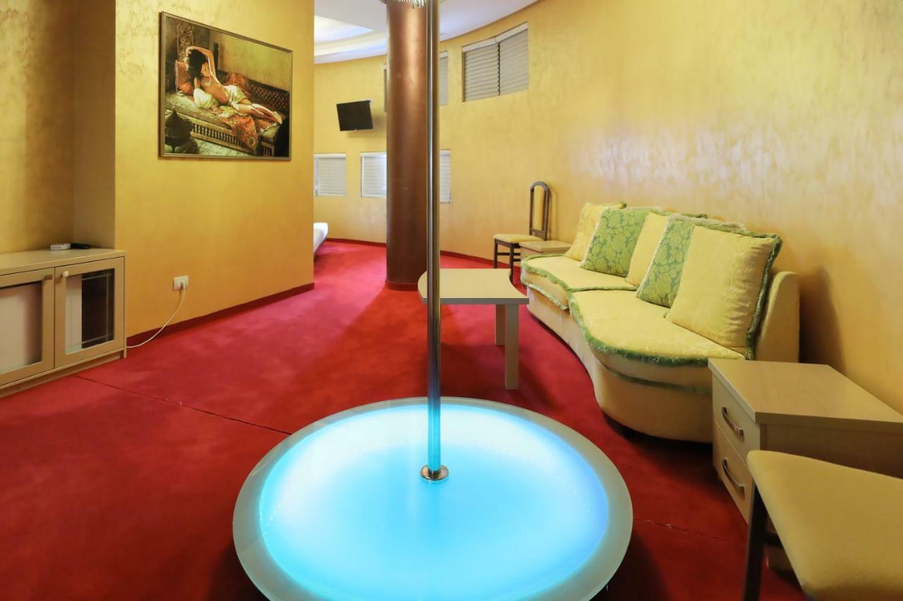 Hotel Gjuta Тирана Екстериор снимка