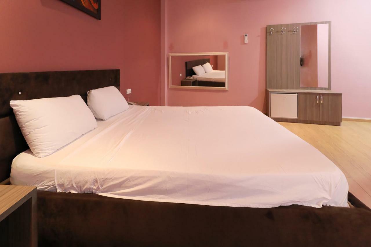 Hotel Gjuta Тирана Екстериор снимка